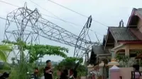 Salah satu menara di Jalan Tingang roboh dan menimpa rumah hingga hancur berantakan.