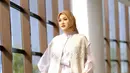 Untuk outfit serba putih, bisa pilih hijab warna-warna pastel seperti hijab cokelat muda yang dikenakan Cut Syifa satu ini. (Instagram/cutsyifaa).
