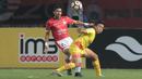 Duel pemain Persija Jakarta, Bambang Pamungkas (kiri) dan pemain Bhayangkara FC pada lanjutan Liga 1 2017 di Stadion Patriot Bekasi, Sabtu (12/11/2017). Bhayangkara kalah dari Persija 1-2. (Bola.com/Nicklas Hanoatubun)