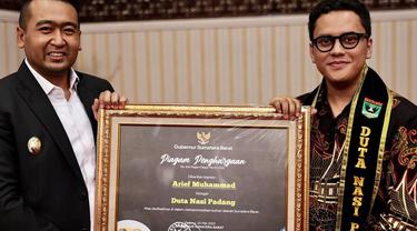 Arief Muhammad didapuk jadi duta nasi padang. (dok. Instagram @ariefmuhammad/https://www.instagram.com/p/CdxsENfpcgo/)