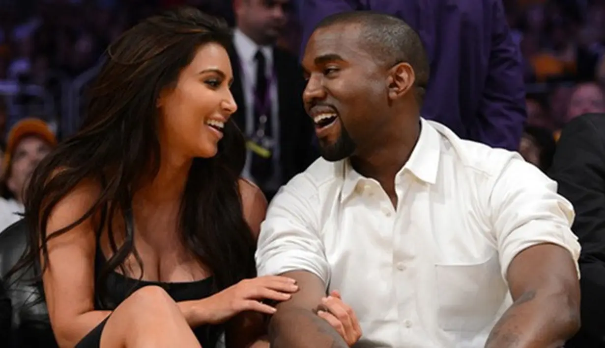 Keluarga Kardashian-West akhirnya resmi menjadi 5 orang. (In Touch Weekly)