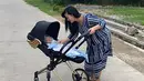 Ketika jalan-jalan keliling area rumah bersama Baby Arsilla, Zaskia Gotik tetap tampil santai dengan mengenakan daster. (Foto: instagram.com/zaskia_gotix)