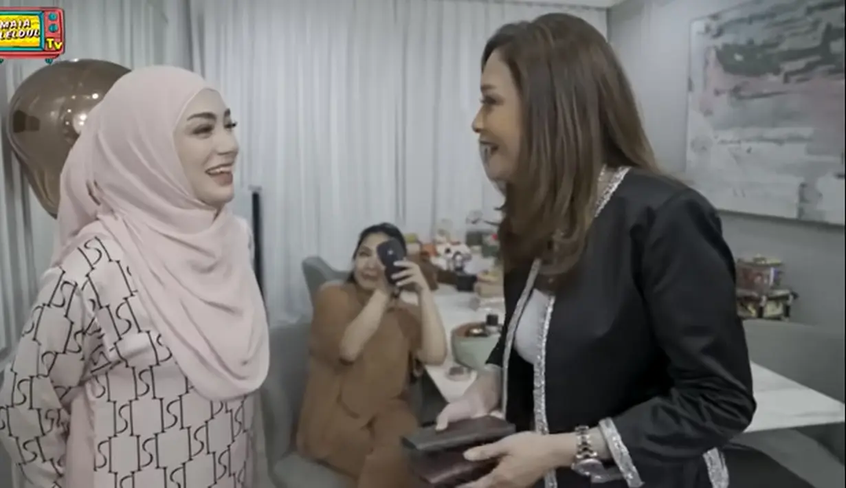 Maia Estianty tampak kaget melihat Celine Evangelista mengenakan hijab. Bahkan, perempuan tiga orang anak itu langsung mengucap syukur dan menanyakan rencana terkait penampilan baru Celine. [Youtube/MAIA ALELDUL TV]