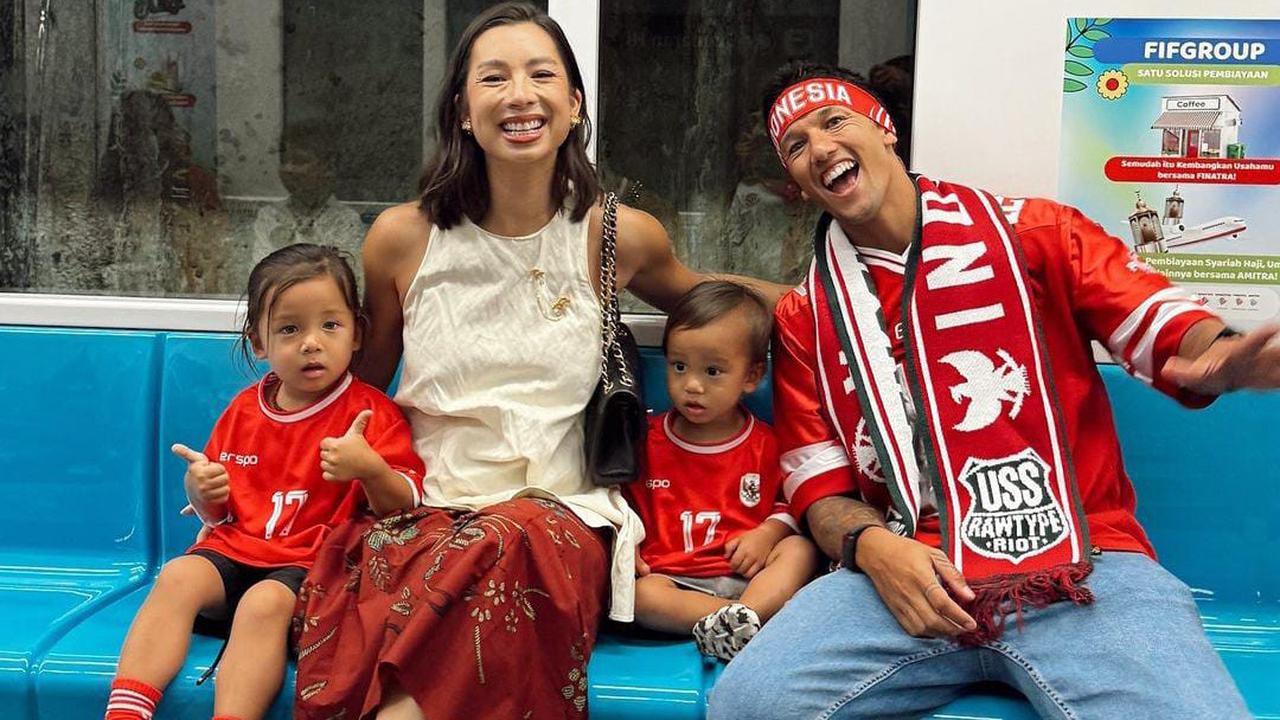 Potret Jennifer Bachdim Nonton Timnas Indonesia Vs Australia, Bersama Suami dan 2 Anak Pergi Naik MRT