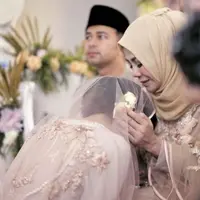 Tidak lama lagi, presenter dan pemeran Syahnaz Shadiqa akan melepas masa lajangnya. Raffi Ahmad kembali menjadi saksi untuk pernikahan adiknya tersebut. (Instagram/chevirgo)