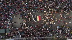 Orang-orang mengambil bagian dalam perayaan Hari Suci Tak Bersalah di Caucagua, Venezuela, Selasa (28/12/2021). Warga merayakan variasi hari raya itu dengan mengenakan pakaian tua, mengecat wajah mereka hitam dan lidah merah. (AP Photo/Matias Delacroix)