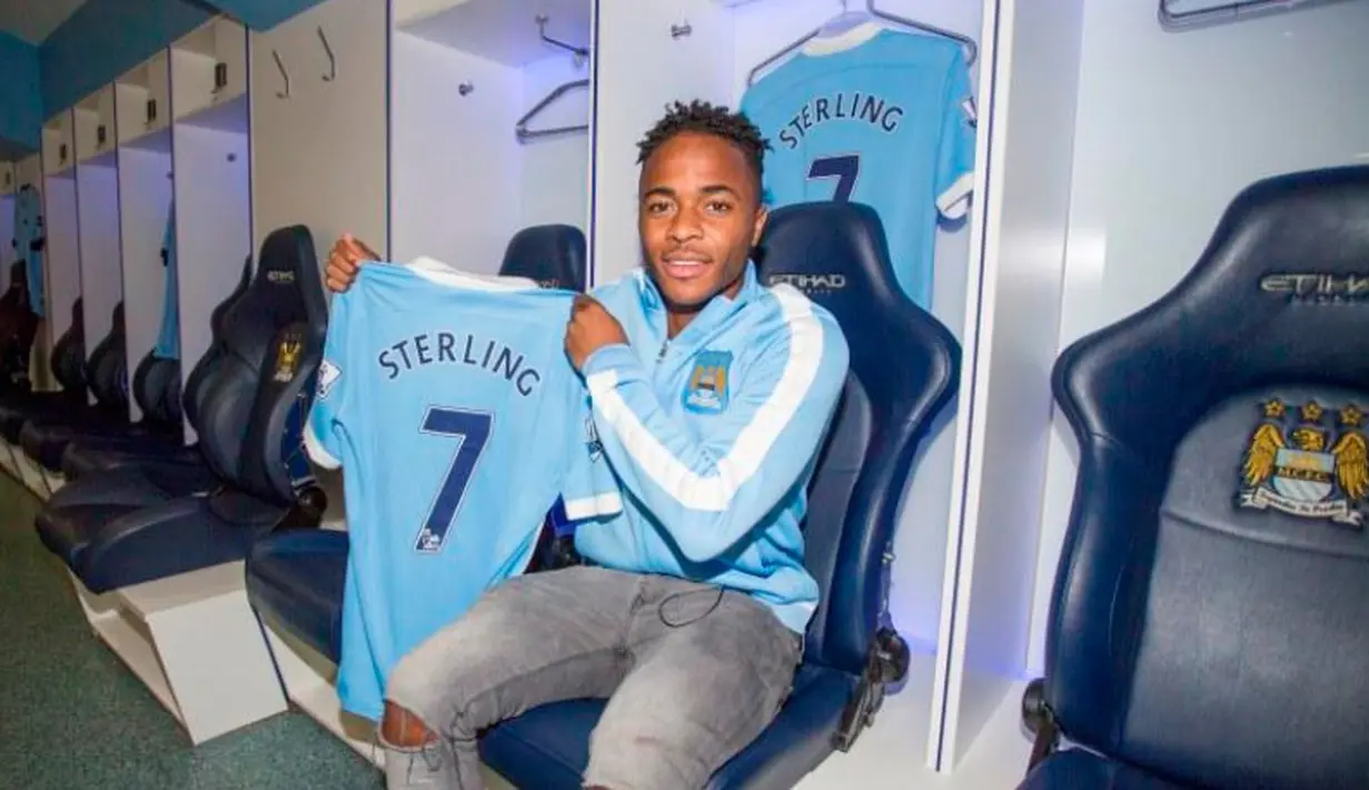 Raheem Sterling sudah resmi bergabung dengan Manchester City. Hari pertamanya di isi dengan mengunjungi locker room Manchester CIty. (Twitter.com)