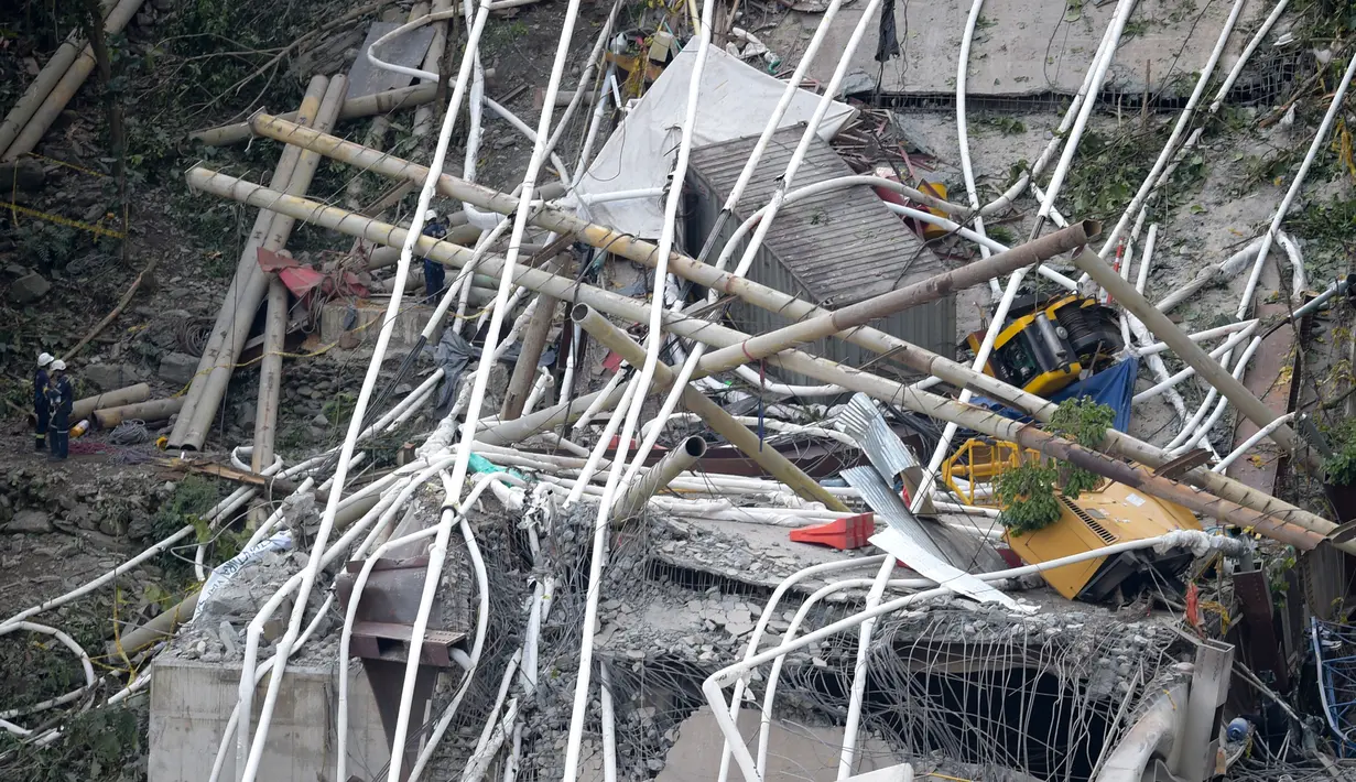Tim penyelamat mencari korban ambruknya jembatan yang menghubungkan Bogota dengan Kota Villavicencio di kota Guayabetal, Senin (16/1). Misi pencarian dan penyelamatan sedang berlangsung untuk menemukan orang-orang yang masih hilang. (Raul Arboleda/AFP)