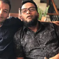 Penampilan baru Muhammad Hamzah atau Bjah, mantan vokalis The Fly bersama rekannya. Ia kini memelihara jenggot. (Instagram @bjah.bejah)