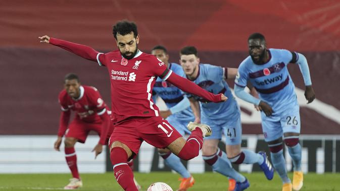 Mohamed Salah dari Liverpool mencetak gol pertama timnya selama pertandingan sepak bola Liga Premier Inggris antara Liverpool dan West Ham United di stadion Anfield di Liverpool, Inggris, Sabtu, 31 Oktober 2020. (Foto AP / Jon Super, Pool)