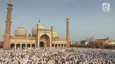 Ribuan umat muslim India melaksanakan salat ied di Masjid Jama.
