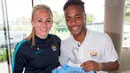 Raheem Sterling berpose dengan pemain putri Manchester City, Toni Duggan. (Twitter.com)
