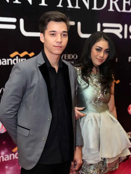 Kisah cinta pasangan yang baru berjalan beberapa bulan itu tidak main-main mengenai hubungannya. Ditemui di Senayan, kedua pasangan ini berharap secepatnya untuk menikah. (Deki Prayoga/Bintang.com)