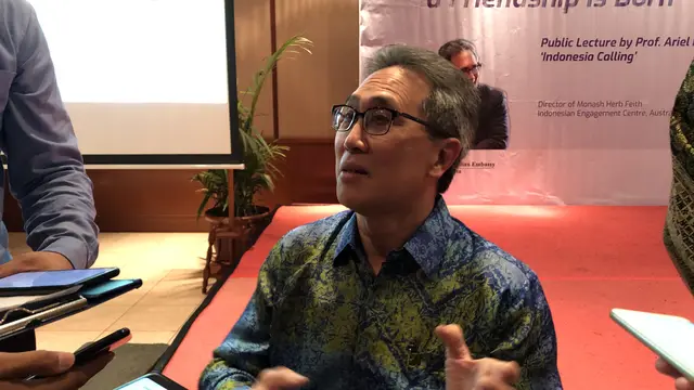 Direktur Monash Herb Feith, Profesor Ariel Heryanto pada pemutaran film 'Indonesia Calling' dari rangkaian Two Nations, A Friendship is Born-Australia Connect 2019 di Jakarta, Rabu (20/11/2019) (liputan6.com/Hugo Dimas)