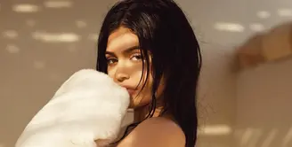 Kylie  Jenner memang mengaku tidak percaya diri dengan bentuk bibirnya yang kecil. Hal itulah yang membuatnya melakukan filler. (instagram/kyliejenner)