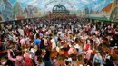 Pengunjung berada di dalam tenda merayakan pembukaan 182 Oktoberfest di Munich, Jerman (19/9/2015.) Jutaan peminum bir akan datang ke ibukota Bavaria selama dua minggu untuk 182th Oktoberfest. (REUTERS/Michael Dalder)