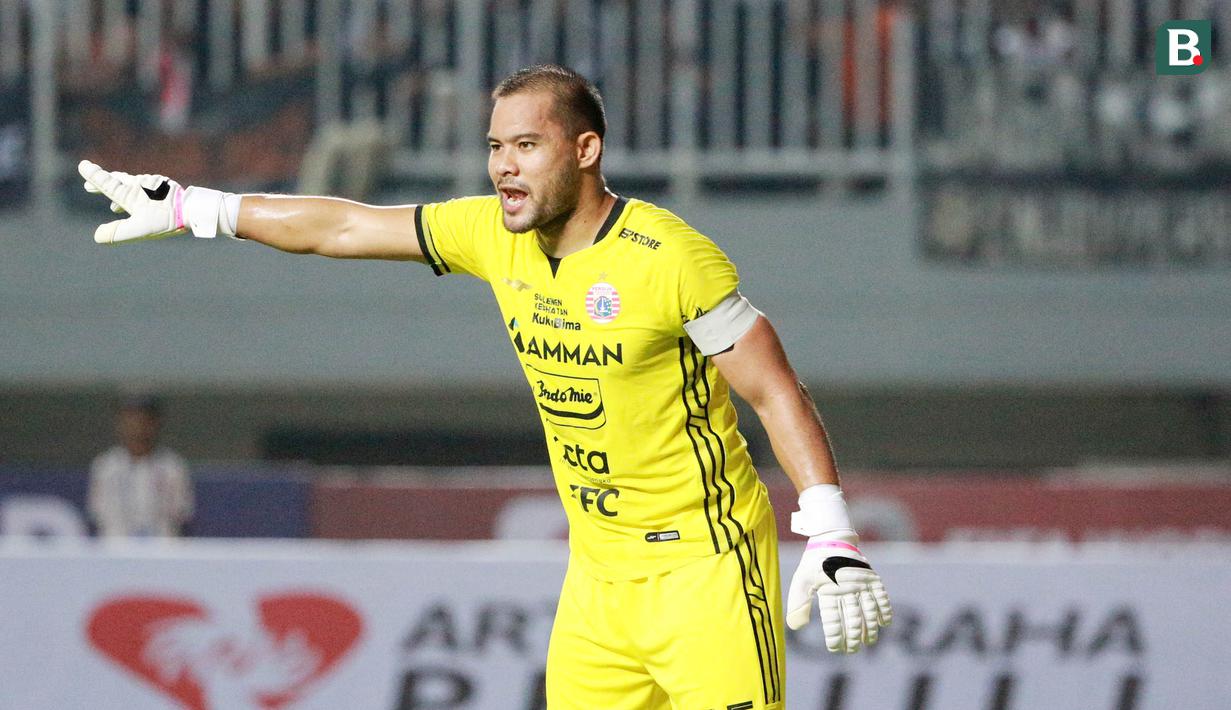 Kiper Persija, Andritany Ardhiyasa memberikan arahan kepada rekannya saat melawan Persikabo 1973 pada laga pekan keempat BRI Liga 1 2022/2023 di Stadion Pakansari, Kabupaten Bogor, Minggu (14/8/2022). (Bola.com/M Iqbal Ichsan)