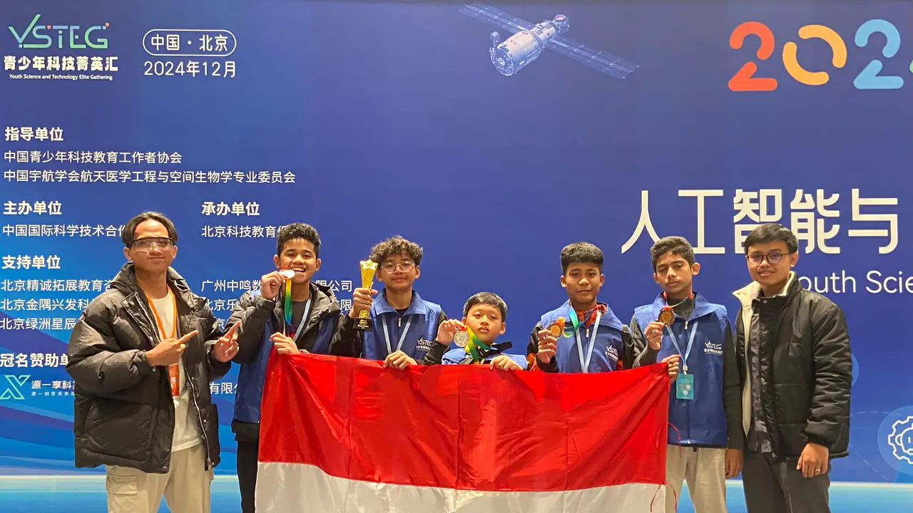 Lima siswa asal Islamic Development Network (IDN) Boarding School, Bogor, Jawa Barat, berhasil meraih penghargaan sebagai juara pertama kategori tim terbaik dalam kompetisi AI atau kecerdasan buatan dan robotik tingkat internasional di Beijing, China.