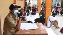 Warga mengantre untuk mendapatkan bantuan sosial (bansos) yang diberikan Pemerintah Provinsi Banten di Pinang, Tangerang, Jumat (1/5/2020). Bansos berupa uang tunai sebesar Rp 600 ribu tersebut diberikan kepada warga yang terdampak virus corona COVID-19. (Liputan6.com/Angga Yuniar)