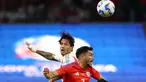Penyerang Peru, Gianluca Lapadula (kiri) berebut bola dengan Gabriel Suazo (Chile) selama pertandingan sepak bola grup A Copa America 2024 di Stadion AT&T di Arlington, Texas pada 21 Juni 2024. (Aric Becker/AFP)
