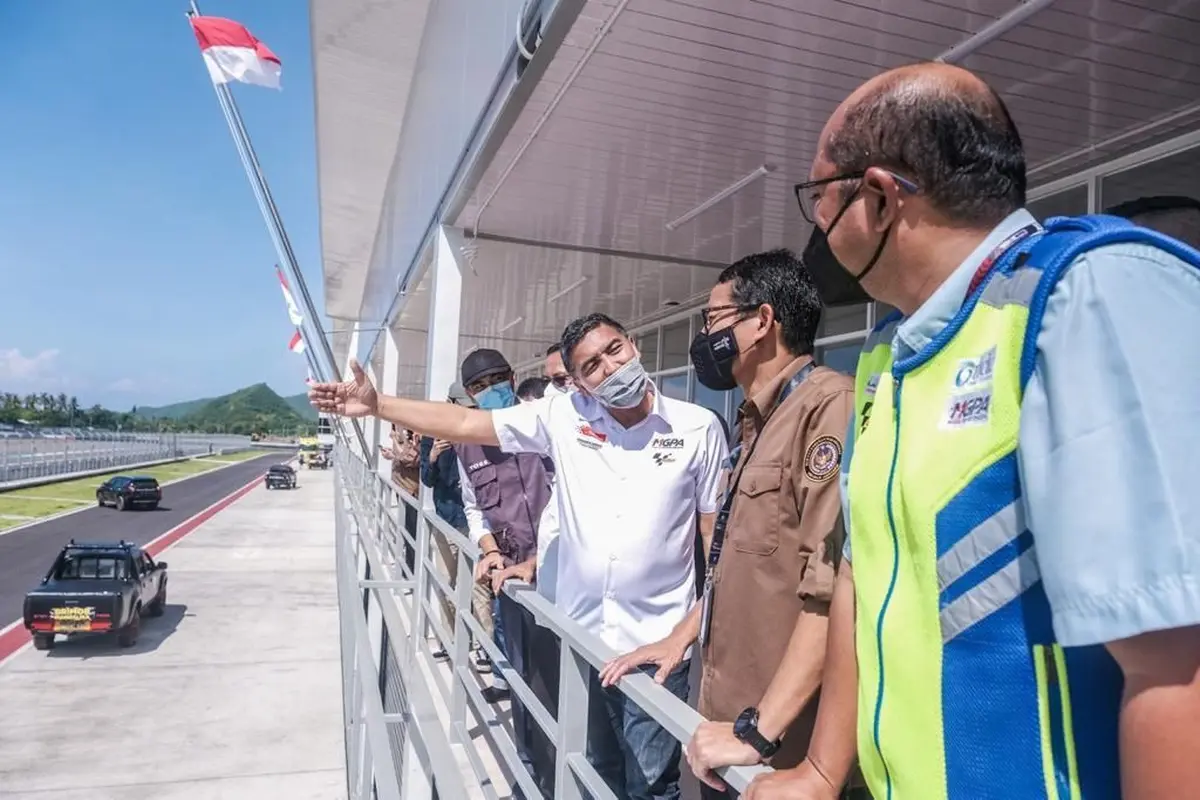 Menteri Pariwisata dan Ekonomi Kreatif (Menparekraf) Sandiaga Uno meninjau langsung kesiapan di sekitar dan di Sirkuit Mandalika, Nusa Tenggara Barat, Rabu (12/1/2021). (Dok Kemenparekraf)
