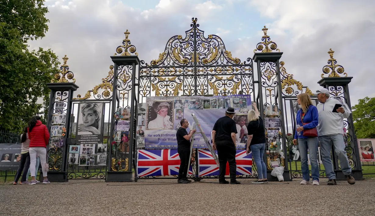 Potret Putri Diana dipajang di luar gerbang Istana Kensington, di London, Senin, 29 Agustus 2022. Minggu ini, tepatnya pada 31 Agustus, menandai peringatan 25 tahun kematian Putri Diana dalam kecelakaan mobil di Paris. (AP Photo/Alberto Pezzali)