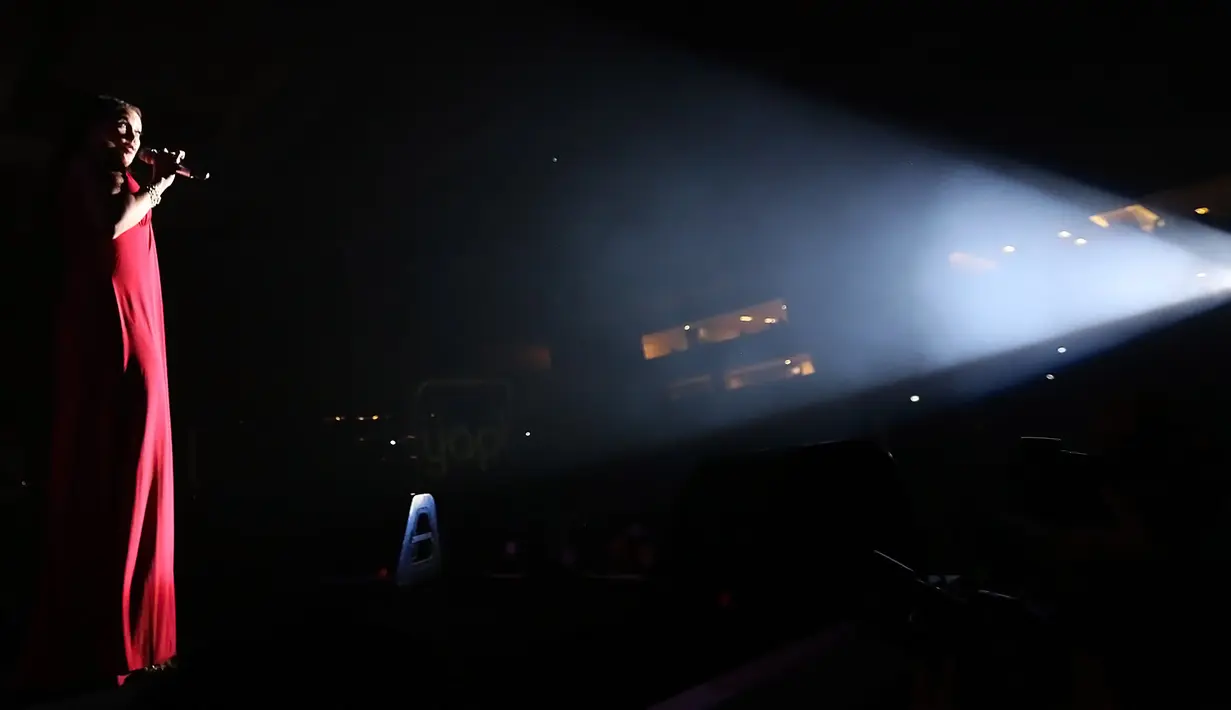 Penataan lampu yang mumpuni membuat penampilan Vanessa Williams terlihat megah dan juga mewah. (Bambang E. Ros/Bintang.com)