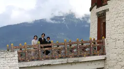 Putra Mahkota Jepang Akishino (tengah), Putri Mahkota Kiko (kiri) dan putra mereka yang berusia 12 tahun, Pangeran Hisahito (kanan) saat mengunjungi Museum Nasional Bhutan di Paro, sebuah kota di Bhutan barat (17/8/2019). (AFP Photo/Japan Out/Jiji Press)