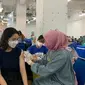 Vaksinasi booster di Surabaya mulai sasar warga umum. (Dian Kurniawan/Liputan6.com)