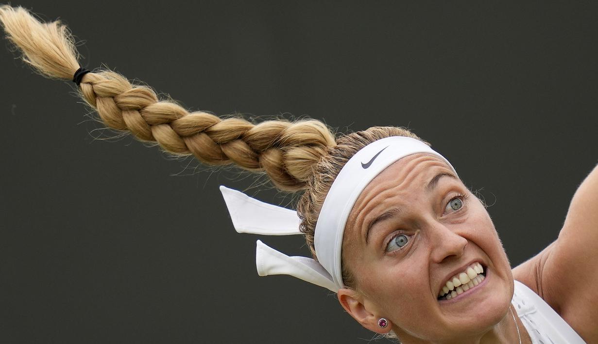 Ekspresi petenis Republik Ceska, Petra Kvitova saat melakukan servis ke arah petenis Serbia, Natalija Stevanovic ipada laga hari keenam tunggal putri turnamen Wimbledon 2023 yang berlangsung di The All England Tennis Club, London, 8 Juli 2023. (AP Photo/Kirsty Wigglesworth)