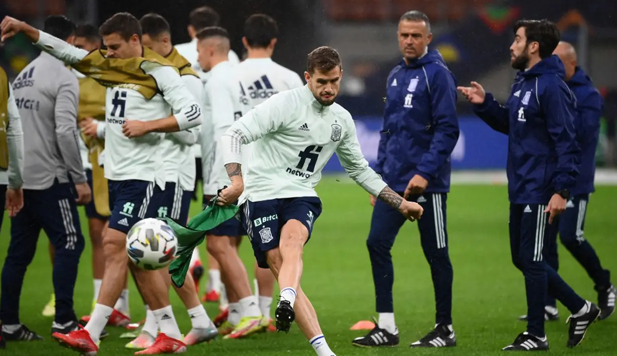 Pemain Spanyol Inigo Martinez (tengah) menendang bola saat sesi latihan jelang pertandingan semifinal UEFA Nations League melawan Italia di Stadion San Siro, Milan, Italia, 5 Oktober 2021. Spanyol akan menghadapi Italia pada semifinal UEFA Nations League. (FRANCK FIFE/AFP)