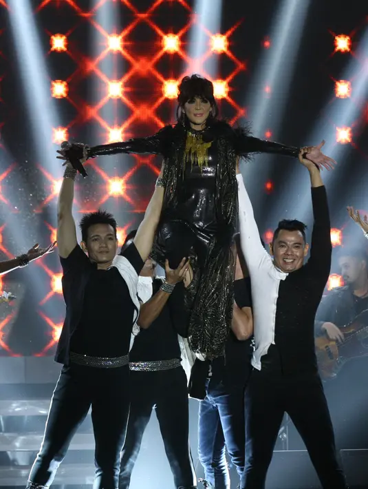 Konser Tiga Dekade Ita Purnamasari ini juga dihadiri oleh para musisi. Terlihat hadir juga politisi Agus Harimurti Yidhoyono. Konser itu berhasil mengajak para penonton bernostalgia dan berlangsung meriah. (Nurwahyunan/Bintang.com)