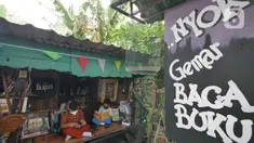 Anak-anak membaca buku di pustaka mini Bale Buku, Kramat Jati, Jakarta Timur, Kamis (20/01/2022). Bale buku yang diresmikan pada Sabtu (15/1) dibangun dari barang-barang bekas oleh komunitas Baca Bale Buku. (Liputan6.com/Herman Zakharia)