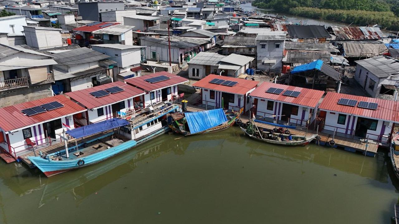 Menteri Pertahanan (Menhan) Prabowo Subianto memberikan bantuan rumah apung dan rumah panggung kepada warga kampung nelayan di Muara Angke, Jakarta Utara, Sabtu (13/4).<br>