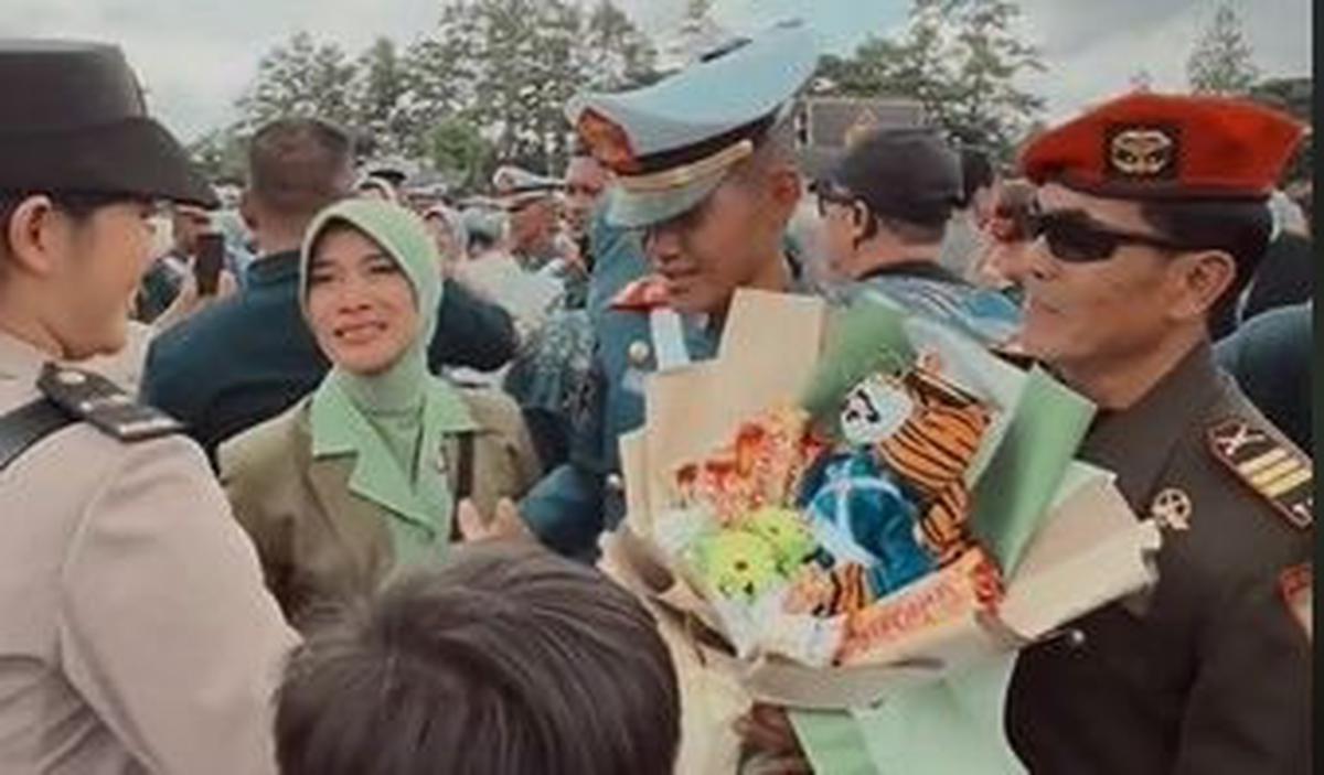 Terlihat ayah dari taruna tersebut merupakan perwira&nbsp; berpangkat kapten. Sang ayah juga prajurit Komando Pasukan Khusus (Kopassus) dengan brevet sat Gultor 81.&nbsp;