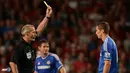 Martin Atkinson memberikan peringatan kartu kuning kepada Fernando Torres pada pertandingan Liga Inggris antara Manchester United melawan Chelsea di Stadion Old Trafford, Manchester Selasa 27 Agustus 2013. (AFP/Andrew Yates)