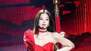 Penampilan panggung Jennie saat bawakan lagu Solo satu ini menjadi salah satu yang paling ikonik. Ia tampil memesona dalam balutan asymmetric one shoulder dress. [Foto: X].