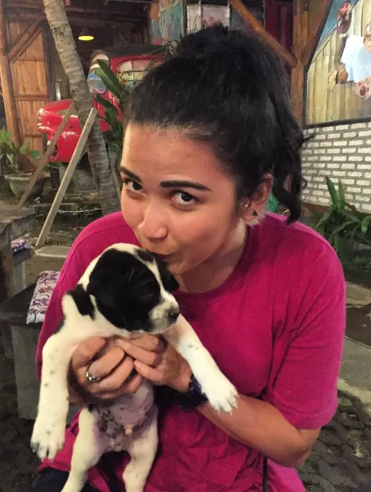 Perempuan yang dikenal lewat perannya Mischa dalam sinetron Cinta Fitri itu juga santai ketika ditanyakan soal pendamping. (Instagram/dindakanyaa)