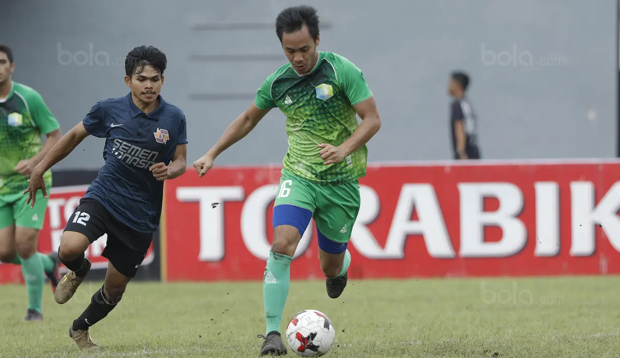 Pemain STIE Perbanas, Delton Stevano, menggiring bola saat melawan STIMED Nusa Palapa pada laga Torabika Cup 2017 di Stadion Cakrawala, Malang, Kamis (23/11/2017). STIE Perbanas kalah 1-2 dari STIMED Nusa Palapa. (Bola.com/M Iqbal Ichsan)