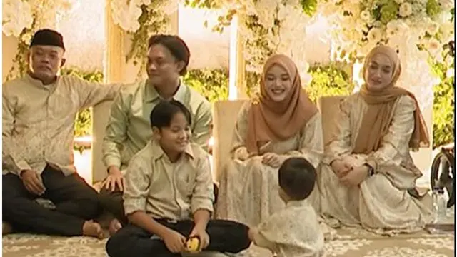 6 Potret Kekasih Sule di Pengajian Pranikah Rizky Febian, Pakai Seragam Keluarga