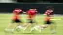 Para pemain Wales sedang melakukan sesi latihan yang berlangsung di pusat olahraga Acqua Acetosa, Roma pada Rabu (23/06/2021), selama kejuaraan sepak bola Eropa UEFA EURO 2020. (AFP/Tiziana Fabi)
