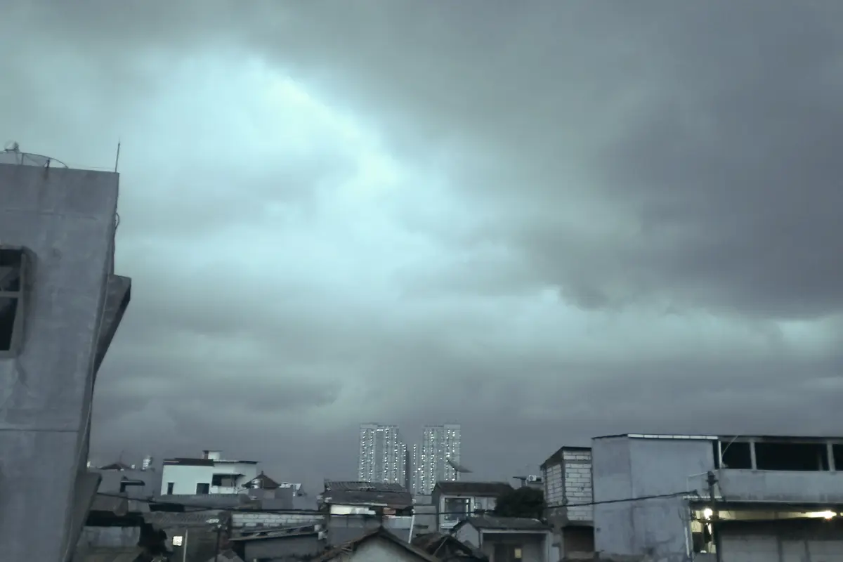Cuaca Jabodetabek dengan kondisi langit berawan tebal sore menjelang malam hari