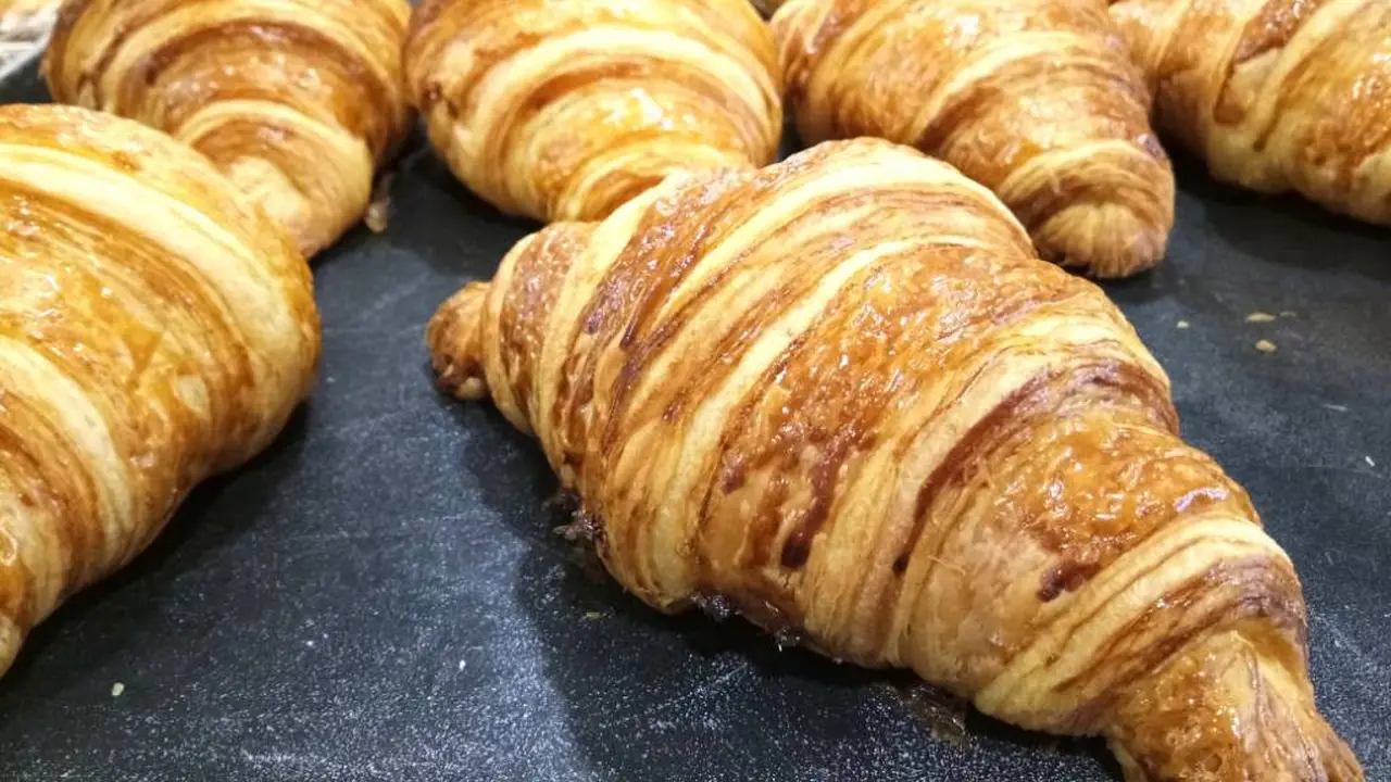 Berbagai jenis croissant eamk dan renyah yang diproduksi oleh Sukha Delight dan Bellamie Boulangerie, Bandung, Sabtu, 18 Januari 2020. (Foto: Liputan6.com/Mega Zakaria untuk Arie Nugraha)