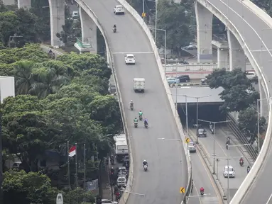 Kendaraan bermotor melintas di kawasan Jalan Layang Non Tol (JLNT) Tanah Abang - Kampung Melayu, Jakarta, Rabu (6/3). Mereka nekat menerobos JLNT untuk menghindari kemacetan. (Liputan6.com/Fery Pradolo)