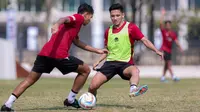 Gelandang Persija Jakarta,&nbsp;Syahrian Abimanyu, saat mengikuti sesi latihan bersama Timnas Indonesia U-24 di Lapangan A Senayan, Jakarta, Jumat (15/9/2023) pagi WIB. Timnas Indonesia U-24 tengah dipersiapkan untuk berlaga di Asian Games 2022. (Bola.com/Bagaskara Lazuardi)