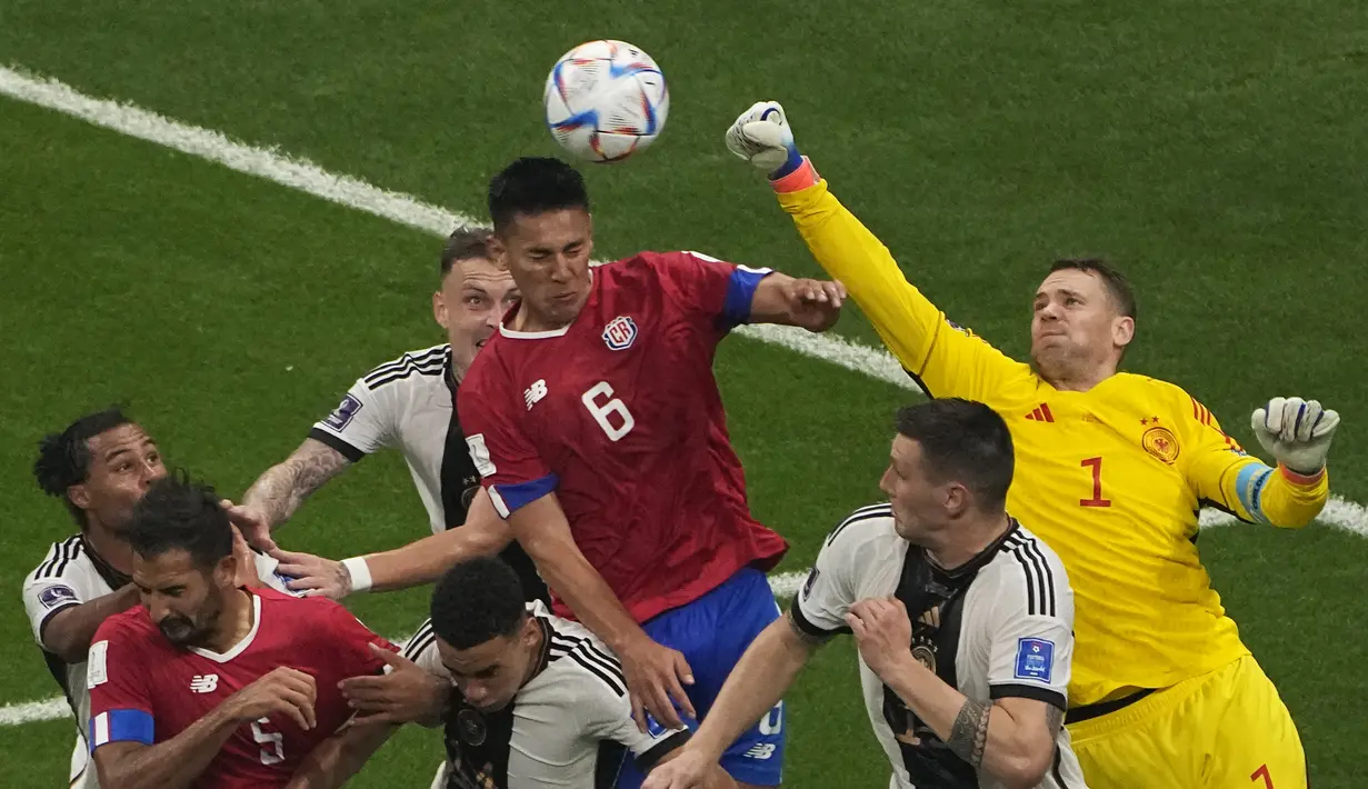 Kiper Jerman Manuel Neuer berusaha menghalau bola bola saat bertanding melawan Kosta Rika pada pertandingan grup E Piala Dunia 2022 Qatar di Stadion Al Bayt di Al Khor, Qatar, Jumat (2/12/2022). Tim asuhan Hansi Flick ini kalah selisih gol dari Spanyol yang kalah 1-2 dari Jepang. (AP Photo/Ariel Schalit)