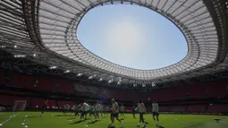 Para pemain Tottenham Hotspur melakukan latihan menjelang laga final Liga Europa 2024/2025 melawan Manchester United di Stadion San Mames, Bilbao, Spanyol, Selasa (20/05/2025) waktu setempat. (AP Photo/Manu Fernandez)