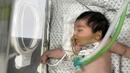 Para dokter berhasil melahirkannya melalui operasi caesar. Pasangan itu sudah memilih nama untuk bayinya, Mekah. (Mai YAGHI / AFP)