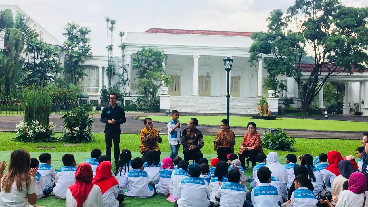 Presiden Joko Widodo atau Jokowi menerima anak-anak di Istana Bogor