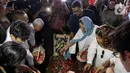 Suasana hujan dan isak tangis keluarga mengiringi pemakaman Rizal Ramli. (Liputan6.com/Herman Zakharia)